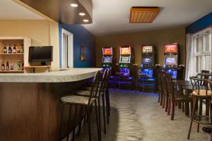 een bar met een aantal speelautomaten in een kamer bij Days Inn by Wyndham Trois-Rivieres in Trois-Rivières