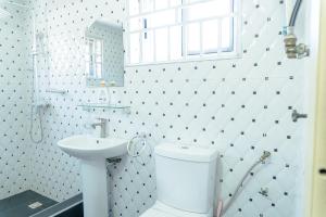une salle de bain blanche avec toilettes et lavabo dans l'établissement Brannic Lodge, à Accra 96 autres photos