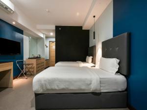 Postel nebo postele na pokoji v ubytování Bay Area Suites Manila