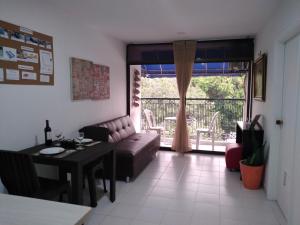 a living room with a couch and a table at Rodadero Parador, apartamentos a 20 metros de la playa in Santa Marta