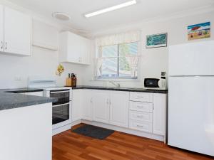 
A kitchen or kitchenette at Argyle Cottage' 41 Argyle Avenue - great family home for holidays
