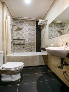 Bathroom sa Bay Area Suites Manila