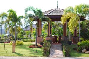 un cenador con palmeras en un parque en Northstar Hotel & Resort, en Ban Mae Kon