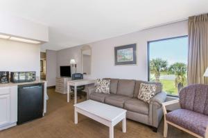 Imagen de la galería de Days Inn & Suites by Wyndham Navarre - near Beaches Hurlburt, en Navarre