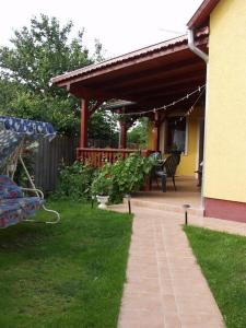 un patio de una casa con una mesa y un patio en Zách Klára utcai Apartman, en Visegrád