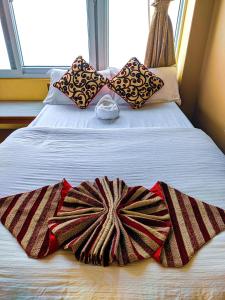 Postel nebo postele na pokoji v ubytování Hotel High Ground Inn Sarangkot
