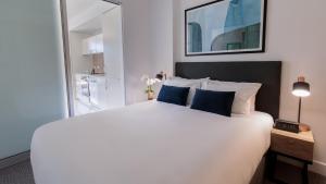 Oaks Glenelg Plaza Pier Suites客房内的一张或多张床位