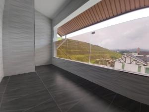 een kamer met een groot raam met uitzicht bij Barrington Villa @ Golden Hill in Cameron Highlands