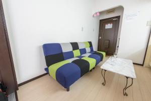 広島市にあるCOCOSTAY Felice ココステイ フェリーチェのソファとテーブルが備わる待合室
