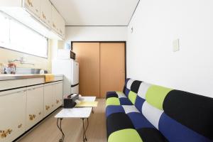 広島市にあるココステイ フェリーチェのキッチン(冷蔵庫の前にソファ付)