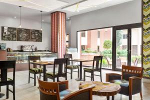 A seating area at Hawthorn Suites by Wyndham Abuja