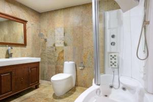 A bathroom at Hawthorn Suites by Wyndham Abuja