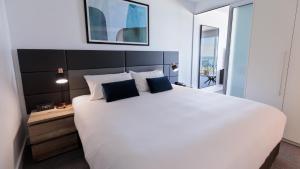 Oaks Glenelg Plaza Pier Suites客房内的一张或多张床位