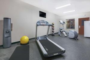 Fitness centrum a/nebo fitness zařízení v ubytování Days Inn by Wyndham Dilley