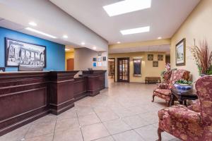 Super 8 by Wyndham Rainsville في Rainsville: a waiting room with a courtromaster yasteryasteryasteryasteryasteryasteryasteryasteryasteryastry