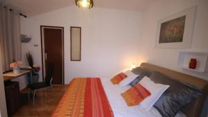 Schlafzimmer mit einem Bett und einem Schreibtisch in der Unterkunft Villa Renipol Adults only in Sutivan