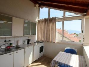 eine Küche mit einem Waschbecken und einem großen Fenster in der Unterkunft Villa Renipol Adults only in Sutivan