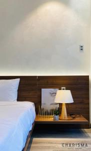 Postel nebo postele na pokoji v ubytování Charisma Hotel Da Lat