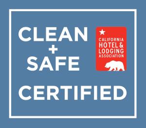 un signo con las palabras certificadas limpia y segura en Alamo Inn and Suites - Convention Center en Anaheim