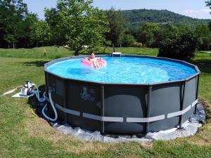 Bazén v ubytování Holiday Home Magdalena nebo v jeho okolí