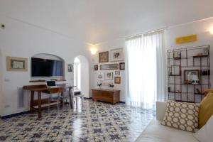ポジターノにあるCASA BAKER luxury apartmentのリビングルーム(ソファ、デスク付)