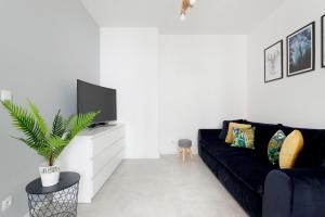Televízia a/alebo spoločenská miestnosť v ubytovaní Elite Apartments Garden Gates Premium
