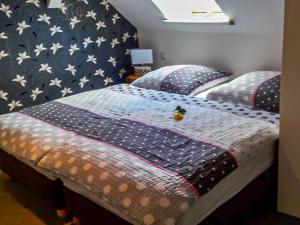 - 2 lits jumeaux dans une chambre avec un mur à motifs dans l'établissement Apartment Bömitz, à Bömitz