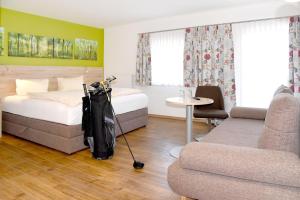 una camera d'albergo con letto e aspirapolvere per i bagagli di Landhotel Reitingblick a Gai
