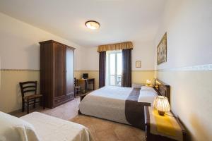 A bed or beds in a room at Agriturismo Il Fontanile