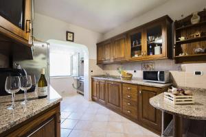 A kitchen or kitchenette at Agriturismo Il Fontanile