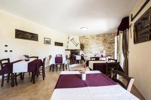 A seating area at Agriturismo Il Fontanile Még 37 kép