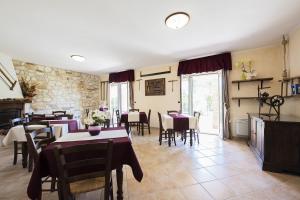 A kitchen or kitchenette at Agriturismo Il Fontanile