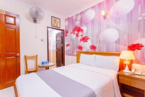 1 dormitorio con cama blanca y escritorio con espejo en Giang Linh Hotel, en Ho Chi Minh 24 fotos más