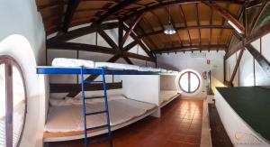 una camera con diversi letti a castello in un edificio di Albergue de Espiel a Espiel