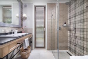 ein Badezimmer mit Dusche und Waschbecken in der Unterkunft Moje Orłowo Boutique Bed & Breakfast - Adults Only in Gdynia