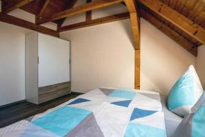a bedroom with a bed with blue and white at Susis Ferienwohnungen in Braunsroda
