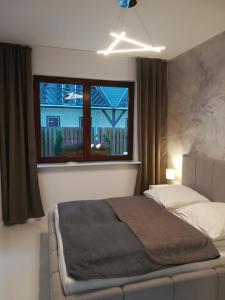 Tempat tidur dalam kamar di Apartamenty Morskie Moonlight Łukęcin