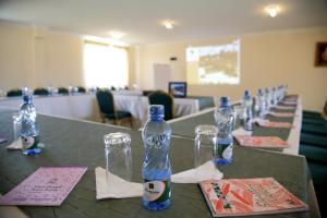 eine Reihe leerer Flaschen auf einem Tisch in der Unterkunft Longview Luxury Resort in Nairobi + 37 Fotos