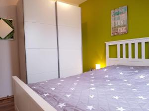 ein Schlafzimmer mit einem Bett mit Sternen drauf in der Unterkunft MEHS3E001 in Meeschendorf