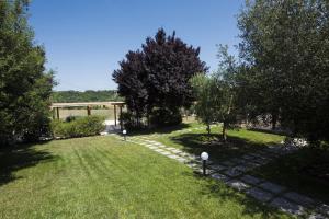 A garden outside Agriturismo Il Fontanile