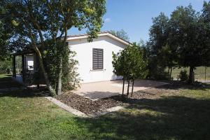 A garden outside Agriturismo Il Fontanile
