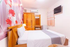 Tempat tidur dalam kamar di Giang Linh Hotel