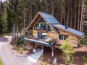 eine Aussicht über eine Blockhütte im Wald in der Unterkunft Hotel Gassner - 4 Sterne Superior in Neukirchen am Großvenediger