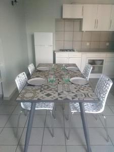 Kuchyň nebo kuchyňský kout v ubytování Le lavoir