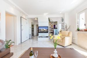 un soggiorno con un divano e un tavolo di Apartman Aqua-Juric a Crikvenica