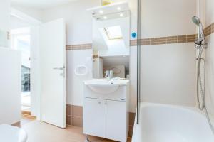 un bagno bianco con doccia e lavandino di Apartman Aqua-Juric a Crikvenica Altre 59 foto