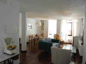 ein Wohnzimmer mit einem Sofa und einem Tisch in der Unterkunft Namaste in Grazalema