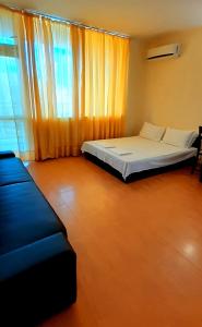 プリモルスコにあるMihaela Apartmentのベッドルーム(ベッド1台、窓付)