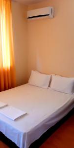 プリモルスコにあるMihaela Apartmentのベッド(白いシーツ、枕付)、窓が備わります。