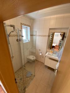 ein Badezimmer mit Dusche, Toilette und Waschbecken in der Unterkunft Appartementhaus Ennen in Norderney